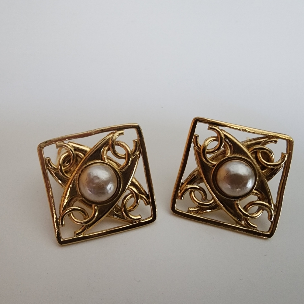 CHANEL Early 90's 4 CC COCO Square With Pearls Earrings - Picture 9 of 11